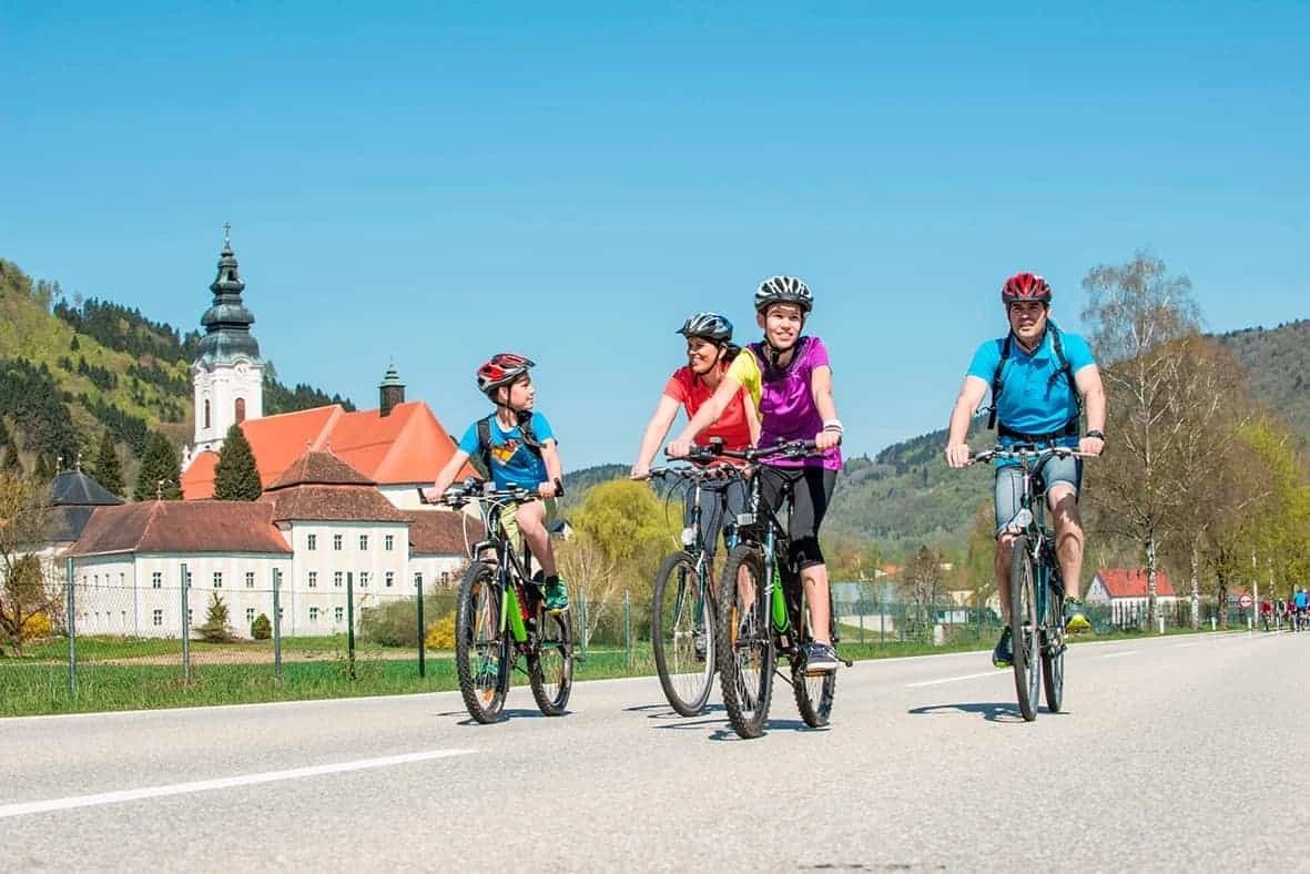 family-cycling-tour-danube-linz-vienna