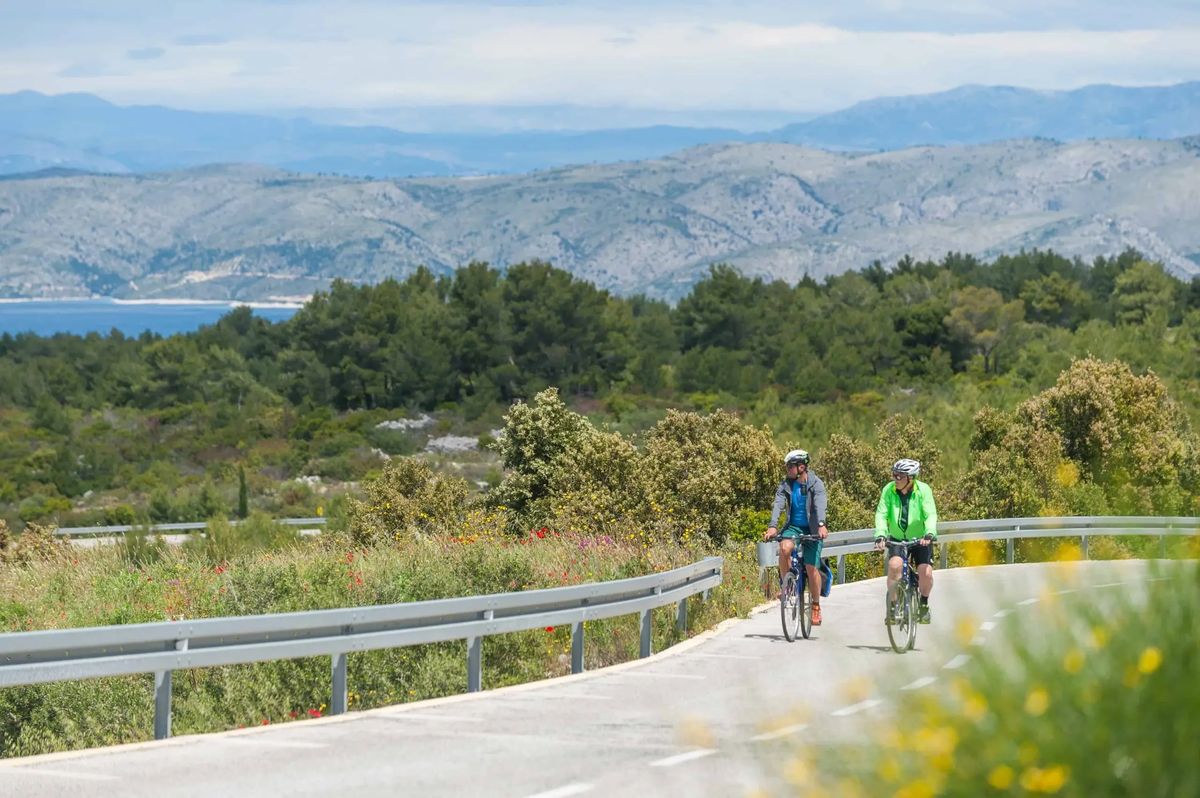 islandhopping-by-boat-bike-southern-dalmatia-fromto-trogir