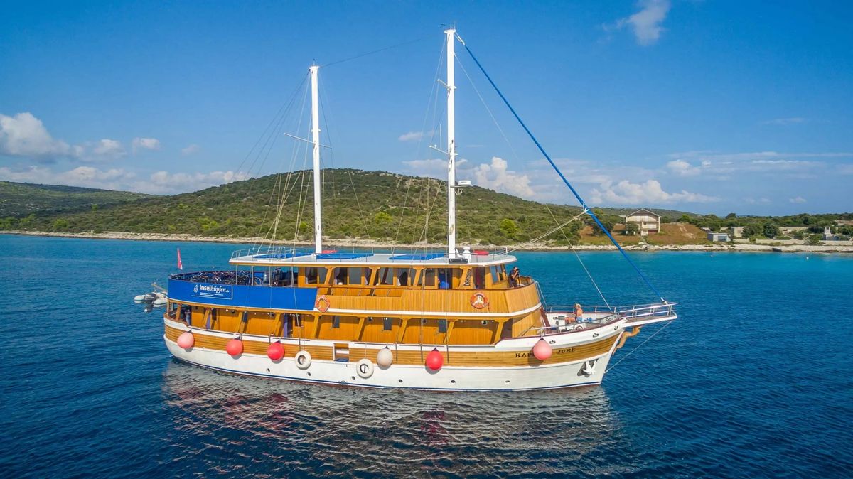 islandhopping-by-boat-bike-southern-dalmatia-fromto-trogir