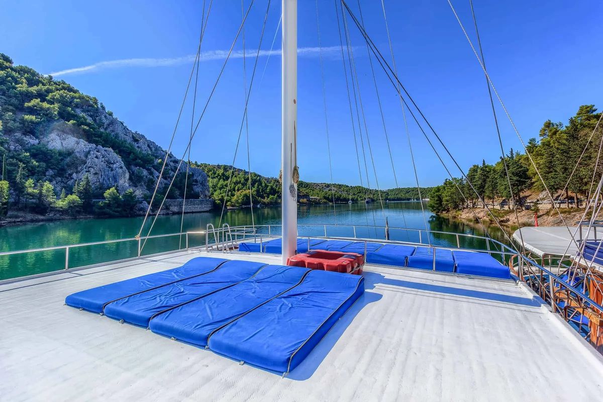 islandhopping-by-boat-bike-southern-dalmatia-fromto-trogir