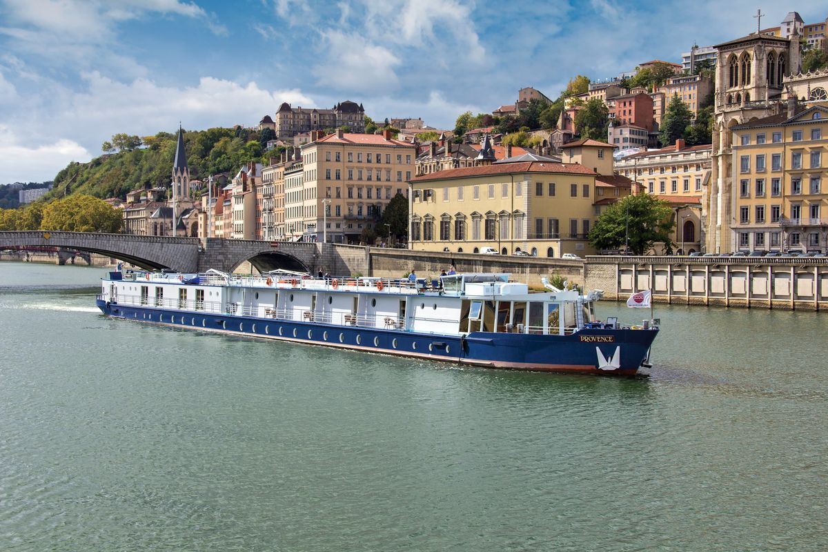provence-rhone-valley-boat-bike